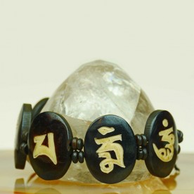 Aufwändig angefertigtes Armband aus Yak Knochen