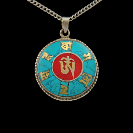 Rotes Amulett mit OM-Symbol und Mantra