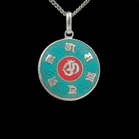Türkises Amulett mit OM-Symbol und Mantra