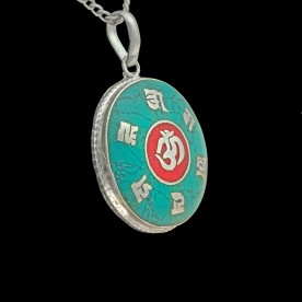 Türkises Amulett mit OM-Symbol und Mantra