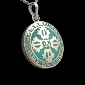 Türkises Amulett mit silbernem OM-Symbol und Doppeldorje