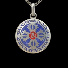 Blaues Amulett mit silbernem OM-Symbol und Doppeldorje