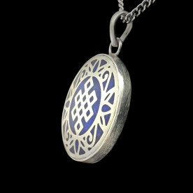 Blaues Amulett mit silbernen unendlichem Knoten