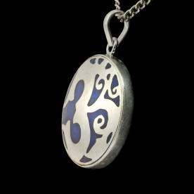 Blaues Amulett mit silbernem OM-Symbol