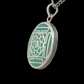 Türkises Amulett mit silbernem OM-Symbol und Mandala