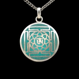 Türkises Amulett mit silbernen Om-Symbol und Mandala