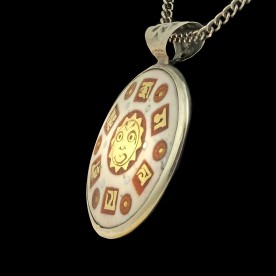 Doppelseitiges Amulett mit OM-Symbol, Sonne und Mantra