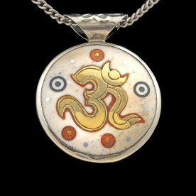 Doppelseitiges Amulett mit OM, Sonne und Mantra